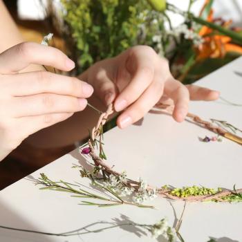 Huckleberry Kinder Spielzeug Mach deine eigene Halskette aus Blumen und Blättern