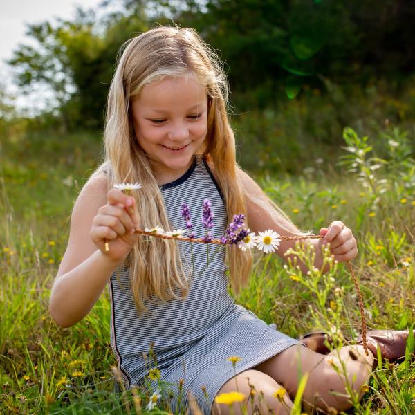 Huckleberry Kinder Spielzeug Mach deine eigene Halskette aus Blumen und Blättern